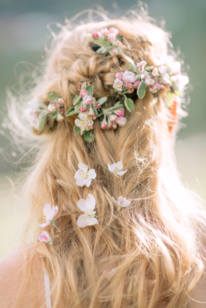 花かんむりはどんな花で作ると可愛い 結婚式の衣装別 花の髪飾りも