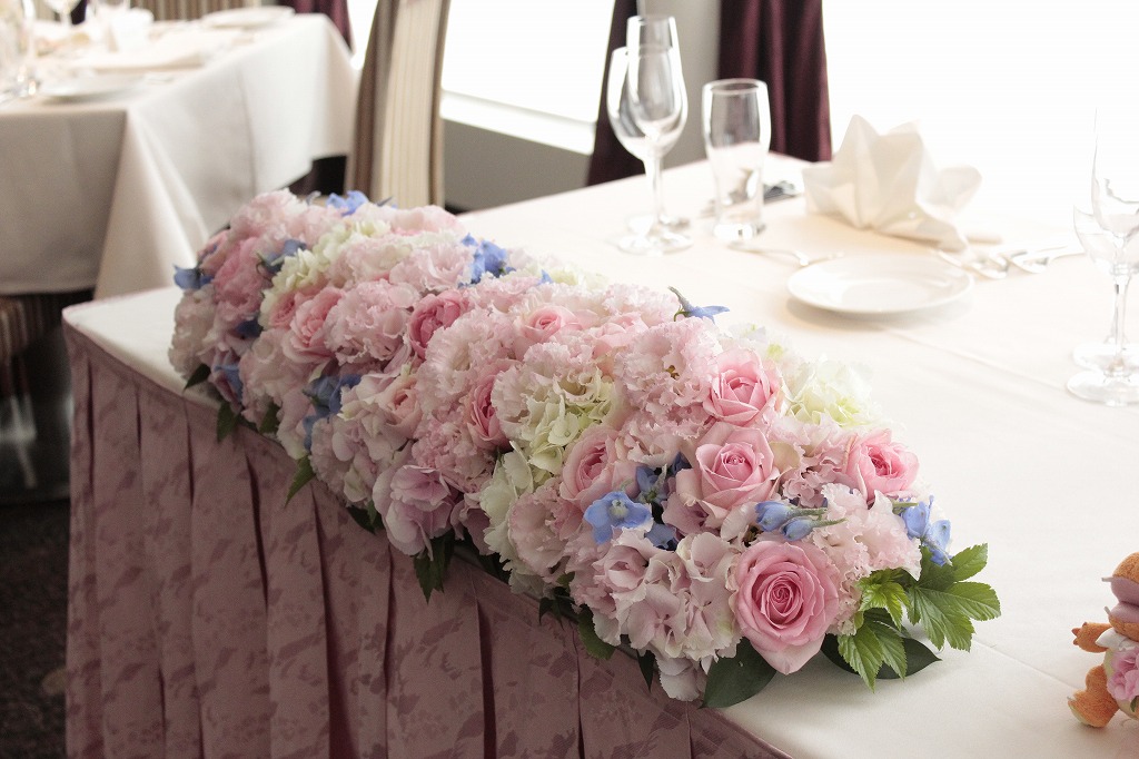 お花が多いほど写真映えするもの 新郎新婦のメインテーブルを飾る装花について 結婚式やアイテムのお役立ち情報がいっぱい トキハナ Magazine